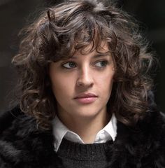 Bangs Thick Hair, Shoulder Hair, Hairstyles Curly, Hair Crush, Girl Short Hair, Short Curly Hair