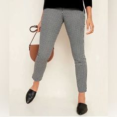 Old Navy Wow Ankle Pants Black And White Houndstooth. Sz 8. Nwot! Side Zipper With One Hidden Button. Two Faux / Fake Pockets In Back. Machine Washable. Houndstooth Pants Outfit, Houndstooth Pants, Polka Dot Pants, Fall Pants, Pixie Pants, White Houndstooth, Work Wardrobe, Ankle Pants, Work Casual