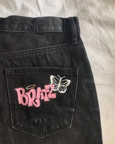 Jean Painting Ideas Pocket, Jeans Art Painting, Painted Jeans Pocket, Painting On Pants, Jeans Painting Ideas, Jean Painting Ideas, Painted On Jeans, Pants Painting, Bratz Logo