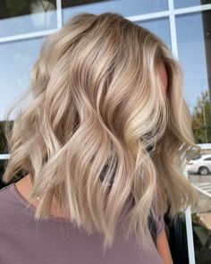 Buttery Blonde Hair Balayage Dark Roots, Blonde Foils Short Hair, Short Vanilla Blonde Hair, Vanilla Blonde Short Hair, Blonde Hair Root Tap, Blonde Root Tap, Short Balayage Hair Blonde, Short Golden Blonde Hair, Short Honey Blonde Hair