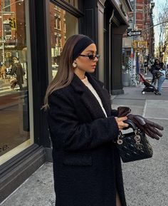 Winter Elegance Outfit, Day Out In London Outfit Winter, Winter Outfits For Brunettes, Comfy Chic Winter Outfits, Winter Outfits Milan, Nye New York Outfit, Outfit Inspo 2024 Winter, Cold Weather New York Outfits, Boston Dinner Outfit