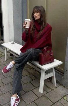 Burgundy Outfit, Fest Outfits, Skandinavian Fashion, Red Purse, Mode Casual, Looks Street Style, Woolen Coat, 가을 패션