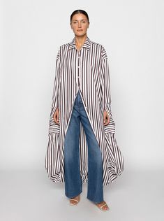 Oversized Cotton Shirt For Daywear, Cotton Tops With Cuffed Sleeves And Shirttail Hem, Oversized Cotton Shirt With Shirttail Hem, Relaxed Fit Cotton Shirt With Cuffed Sleeves, Cotton Shirt With Relaxed Fit And Cuffed Sleeves, Cotton Tops With Unlined Sleeves For Daywear, Relaxed Fit Shirt With Cuffed Sleeves And Shirttail Hem, Oversized Shirt With Shirttail Hem For Layering, Oversized Shirt With Shirttail Hem For Spring