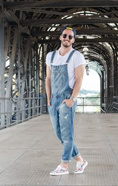 Rodrigo Perek | Club Liberty #UI407 | www.uigafas.com.br | @uigafas Dungaree Outfit Ideas, Wearing Overalls, Casual Jumpsuit, Men Looks, Mens Street Style, Urban Fashion, Look Fashion, Fashion Lifestyle, A Man