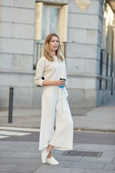 White Culottes, Culottes Outfit, Clogs Outfit, Style Casual Chic, Spring Street Style, Neutral Outfit, Mode Inspiration, Outfits Casuales, All White