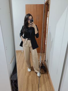 pantalona nude, bege, tenis branco casual feminino, blusa preta, blazer preto, social, girlboss, look inverno, look clean, nude. outfit Beige Pants Outfit, Nude Outfit, Look Clean, Beige Pants, Blazer Beige, Total Black, Blazer Outfits, Work Outfits Women