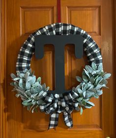 a wreath with the letter t on it