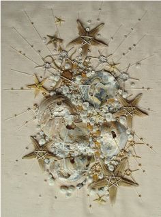 this is an image of a wall hanging with stars and pearls on it's side