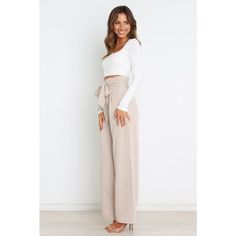 These wide-leg pants are a timeless classic that look as good with a blazer and heels as they do with a casual t-shirt. The high waist and gathered pleated waistband give these trousers an ultra- flattering shape while the functional zip and hook and eye clasp keep your look secure. For added convenience there are belt loops, plus a detachable waist tie to customize your fit. And last but not least, two functional pockets make them practical too! Whether you’re looking for something dressy or ju Estilo Grunge, 여름 스타일, Casual Chique, Tie Length, Pantsuits For Women, Work Wear Women, Soft Summer, Pantalon Large, Outfit Casual