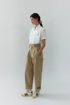 Wide Chino Pants Outfit, Khaki Pants Outfit Women, Women Smart Casual, Spring Clothes For Women, Japan Travel Outfit, Gender Fluid Fashion, Effortless Outfit, Relaxed Outfit, Spring Clothes