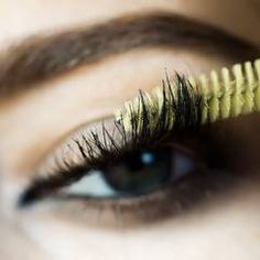 Mehr Volumen für die Wimpern: Die besten Tricks mit Soforteffekt | BRIGITTE.de Mascara Tricks, Eyelash Primer, Short Lashes, Under Eye Concealer, How To Apply Mascara, Eye Concealer, Long Lashes, Beauty Blender