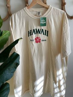 Hawaii HIBISCUS Embroidered Tee unisex sizing comfort colors 100% cotton fits true to size T-shirt Broderie, Spring T Shirts, Beach Tee, Embroidered Tee, Mein Style, Summer Tee, Hawaii Shirt, Pullover Shirt, 로고 디자인