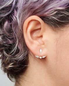 These are our fav new delicate armor.  This Inez style ear-jacket gently cradles the slope of your earlobe. The look is fierce, delicate and refined. Studs can also be worn separately. Flower Ear, Geometric Jewelry, Ebay Jewelry, Geometric Earrings, Outfits Summer, Ear Studs