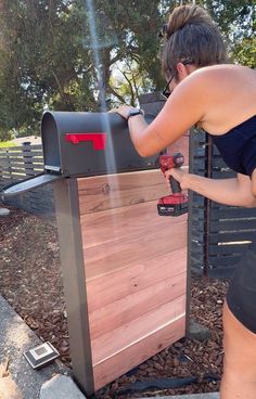 How to Build a Modern Redwood Mailbox: Easy DIY Guide - Diy Modern Mailbox Ideas, Cedar Mailbox Post Ideas, Farmhouse Mailbox Ideas Diy, Mailbox Post Ideas Diy, Diy Mailbox Post, Modern Mailbox Ideas, Cedar Mailbox Post, Farmhouse Mailboxes