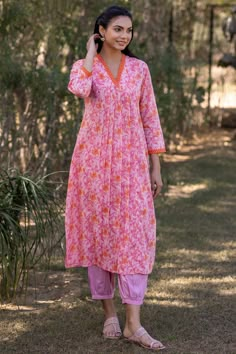 V Neck Kurti Designs Latest, V Neck Kurta For Women, Pretty Pink Background, Pink Bougainvillea, V Neck Kurta, Cotton Suit Designs, Cotton Dress Pattern