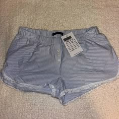 Nwt Completely Brand New Never Worn! Cotton Striped Sweatshorts With An Elastic Waistband, Button Down Detailing, Lace Trimming, And Bow Detail. Fabrics: 100% Cotton Measurement: 8" (20cm) Rise, 2.5" (6cm) Inseam, 26" (66cm)Waist (Stretches) Made In: China The Cutest Trendy Brandy Melville Shorts. Snagged 2 Pairs I Love These So Much! They’re So Flattering And Super Trendy Right Now. They Have The Cutest Bow Detail And They’re So Comfortable! Brandy Clothes, Brandy Shorts, Dc Trip, Brandy Melville Shorts, Summer Shorts Outfits, Waist Stretches, Pj Shorts, Tomboy Style Outfits