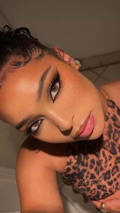 Bold Makeup Brown Eyes, Clubbing Makeup Night, Birthday Makeup Easy, Cute Party Makeup Looks, Color Makeup For Brown Eyes, Makeup Looks Dark Hair, Makeup Birthday Looks, Makeup Ideas For Birthday, Bold Makeup Looks For Brown Eyes