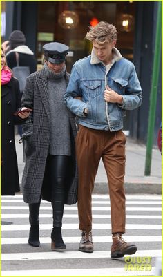 Vanessa Hudgens & Austin Butler Spend Sunday Together in NYC Vanessa Hudgens And Austin Butler, Vanessa Hudgens Style, Stylish Couple, Austin Butler, Style Winter, Celebrity Street Style, Vanessa Hudgens