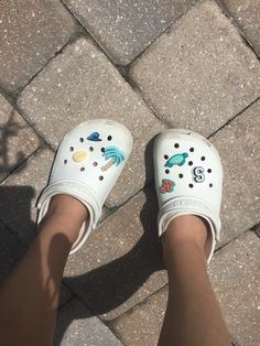 Crocs Ideas White, Crocs Jibbitz Ideas Women, Aesthetic Croc Charms, White Crocs Jibbitz Ideas, White Crocs Aesthetic, Croc Charms Ideas, Jibbitz Crocs Ideas