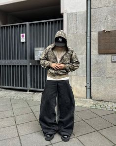 Hoodie Winter Outfit, Style Improvement, Camo Jacket Outfit, Hoodie Outfit Men, Streetwear Inspiration, Outfits Baggy, Black Jeans Outfit, Outfit Collage