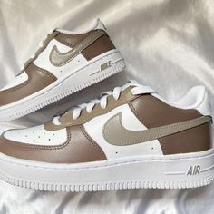 ✈︎ Worldwide shipment.  ♥ Hand painted custom Nike sneakers ★ Time to ship out is 1-2 weeks at te moment! - All customs are waterproof / scratch resistant. Order your customs sneakers below. Air Force 1 Mocha, White Forces, Shoe Artwork, Black Air Force 1, Custom Nike Shoes, Custom Air Force 1, Custom Nike, Mommy Daughter, Mocha Brown