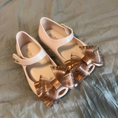 Cream And Gold Mini Melissa Shoes Nwot Size 5 Mini Melissa Shoes, Melissa Shoes, Mini Melissa, Bow Shoes, Shoes Color, Cream And Gold, Kids Shoes, Dress Shoes, Kids Shop