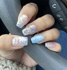 Acrylic Nails Light Blue, Nails With Snowflakes, Blue Winter Nails, Blue Christmas Nails, Snowflake Nail Design, Blue Glitter Nails, Ultra Beauty, Natural Nail Art, Snowflake Nail Art