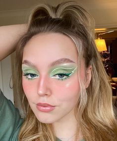 Fairy Makeup Ideas Fantasy Make Up, Green Fairy Makeup Halloween, Tinkerbell Eye Makeup, Green Creative Makeup, Tinkerbell Makeup Ideas, Green Fairy Makeup Looks, Pixie Makeup Looks, Elfen Make Up, Fairy Makeup Ideas Fantasy