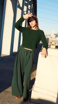 all green. Mode Boho, Green Pants, 가을 패션, Inspiration Mode, Look Casual, Mode Inspiration, Get Dressed, Street Fashion, Look Fashion