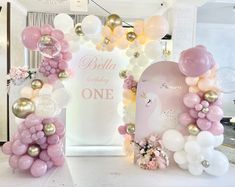 Swan First Birthday Party Theme, 1year Birthday Decorations, Vom Avea Un Copil, 70th Birthday Cake, 1st Birthday Balloons, Baby Mini Album