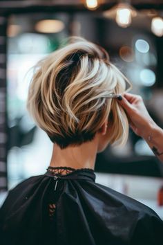 Pixie Balayage Hair, Balayage Shorthair, Layers Tutorial, Butterfly Bob, Olive Hair, Easy Butterfly, Balayage Hair Color Ideas, Color Ideas For Short Hair, Short Hair Highlights