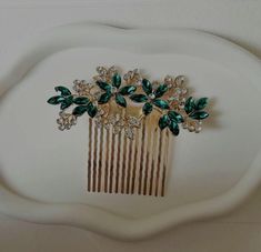 Beautiful floral dark green and gold crystal on gold hair comb.A Add a touch of elegance to your outfit with this stunning hair comb. The dark green gold and sparkling crystals makes the perfect accessory for a formal occasion.  The hair comb style makes it comfortable  to wear all day long. Make your special day memorable with this gorgeous comb.  Measurements: Lenght 7.5 X Width 8.5 cm Ship with Royal Mail. Next day also available at check out.  Thank you for visting my shop. Bridal Headwear Forest Green, Wedding Dark Green, Dark Green Hair Accessories, Emerald Hair Piece, Emerald Hair Pin, Emerald Hair Comb, Diamante Hair, Bridesmaid Hair Clips, Women Hair Accessories