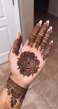 Easy and Simple Mehndi Design Ideas Mehendi Simple, Front Mehndi Design, Tato Henna, Henna Tattoo Designs Hand, Simple Henna Tattoo, Tattoo Henna