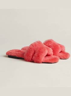 Gender: Women   Brand: HERMES   Product Name: H Oran Shearling Fur Slipper Sandals Pink H231288Z   Bags Alora Code: 42039656   Color: pink   Origin: France Hermes Sandals, Hermes Oran Sandals, Hermes Shoes, Hermes Oran, Fur Slippers, Leather Slippers, Black Leather Heels, Carrie Bradshaw, Slipper Sandals