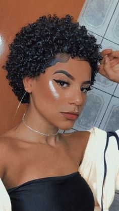 Finger Coil Short Hair, Short Natural Curls Black Women, Curly Twa Black Women, Short Curly Natural Hair Black Women, Short Curly Haircuts Natural Black Women, Short Curly Hairstyles For Black Women, Big Chop Natural Hair, Cabello Afro Natural