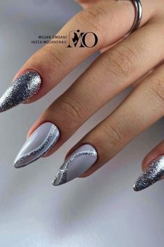 Aprenda as técnicas essenciais de nail designer e comece a trabalhar com o que ama! Nosso curso ensina desde o básico até técnicas avançadas de alongamento e decoração de unhas, ideal para iniciantes ou quem quer se especializar. Nail Art Designs Silver Glitter, Metallic Sparkle Nails, Grey Scale Nails, Metallic Grey Nails, Grey And Silver Nail Designs, Matte Gray Nails Design, Silver Nails Inspiration, Frosted Nail Designs, Silver Abstract Nails