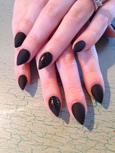 Short Stelito Nails Black, Pointy Dark Nails, Short Arrow Nails, Short Stilleto Nails Halloween, Short Stilleto Halloween Nails, Stelito Nails Short, Short Steletoes Nails, Short Claw Nails Stilettos, Halloween Nails Pointy