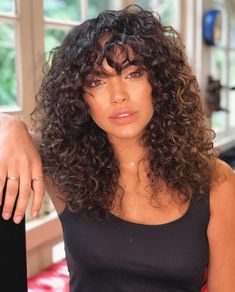 Quer mudar o cabelo em 2019? Inspire-se nos cortes destas 5 famosas! | Capricho Curly Hair Fringe, Curly Hair Photos, Colored Curly Hair, Haircuts For Curly Hair, Curly Hair Inspiration, Curly Girl Hairstyles, Curly Hair With Bangs, Curly Hair Tips