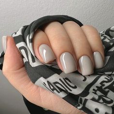 Spring short nails are simple and elegant. They are easy to make and maintain. Short nails are not as gorgeous and show off your personality as long Fake Nails Designs, Short Fake Nails, Short Press On Nails, Nagel Tips, Nail Forms, Stick On Nails, Girls Nails, Nailed It, Nail Art Hacks