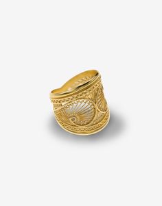 This is the 18k gold Fenicio Venti ring! Each of our collections is inspired by an aspect of Sardinian tradition and our Fenicio collection is no exception. The Fenicio collection is dedicated to the Phoenician jewellery found in Sardinia- it's the origin of Sardinian jewellery. We are so proud of our filigree jewellery in this collection and we at KOKKU want to do justice to the origins of Sardinian jewellery. Real Gold Jewelry, Filigree Jewelry, Stunning Jewellery, So Proud, Jewelry Business, Luxury Jewelry, Jewelry Art, Beautiful Jewelry, Gold Jewelry