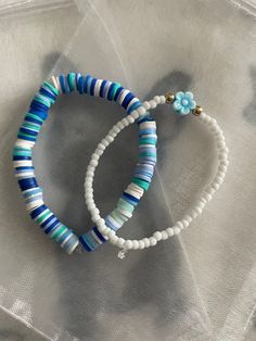 Blue and with beads with blue flower Heishi Jewelry, Blue Bracelets, Bracelet Business, Bracelets Stack, Colorful Bead Bracelets, Clay Bracelets, Artsy Jewelry, Preppy Bracelets, Crystal Bead Jewelry