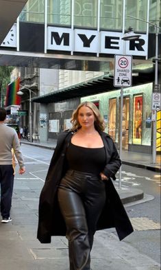 New York Aesthetic Outfits Plus Size, Midsize Nyc Fashion, Plus Size Nyc Fashion, Dinner Outfits Curvy, Stockholm Style Plus Size, Plus Size Old Money Outfits, Black Outfits Curvy, Plus Size 2023 Outfits, Paris Outfits Plus Size