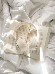 book, books, reading, writing, headphones, music, love and other words, romance, bed, sunny, sun, relax, romance books White Headphones, 背景 シンプル, Beige Aesthetic, White Wallpaper, White Aesthetic, Ipad Wallpaper, الرسومات اللطيفة, Noise Cancelling