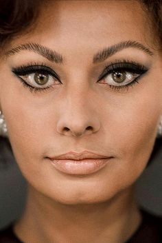 Sophia Loren, such beautiful eyes. Sophia Loren Makeup, Klasik Hollywood, Peggy Lee, 60s Makeup, Rosemary Clooney, Sofia Loren, Smink Inspiration, Italian Actress, Vintage Makeup