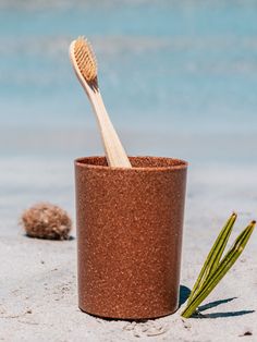 - 100% natural - 100% liquid wood / Arboform made of beech - 100% biodegradable - 0% plastic Looks like plastic? But it's not! Our natural toothbrush mug is the optimal alternative to conventional plastic toothbrush mugs. Our Toothbrush beech box is made of 100% liquid wood, also called Arboform, which is produced from waste materials from paper production in Germany. The main components are the tree elements lignin and cellulose. Our toothbrush box is just like "normal" wood, completely sustain Natural Toothbrush, Liquid Wood, Organic Bath Products, In A Mug, Moscow Mule Mugs, Beech Wood, Toothbrush Holder, Bath Accessories, The Tree