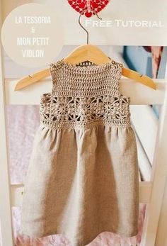 Relasé: Kids In Style: vestito per la bambina - tra il cucito e l'uncinetto.Spiegazioni passo dopo passo Crochet Toddler Dress, Toddler Dress Patterns, Crochet Dress Pattern Free, Square Fabric, Frock Patterns, Dress Patterns Free, Dress Tutorials, Haken Baby, Crochet Girls