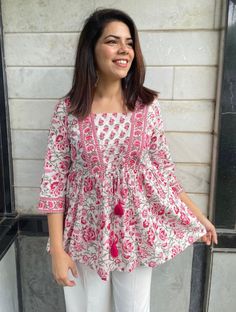 White and Pink Floral print cotton top, square neck , 3/4th sleeves featuring stylish tie ups , Jaipuri handblock print top is pleasing and  cotton becomes softer with every wash. Handmade in India with love .  Model is wearing size M. Also available in  S,M,L,XL,XXL Size chart in IMAGES. Handmade Tops Aesthetic, Kurta Style Top For Women, Stylish Shirt For Women, Short Kurta Styles For Women, Cotton Top For Women, Square Neck Cotton Top, Pink Short Kurti With Jeans, Small Kurti Designs, Short Printed Kurti