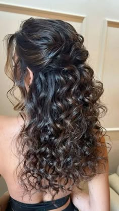 Curly Hair Mousse, Layered Curly Haircuts, Curly Prom Hair, Curly Hair Care Routine, Frizzy Curly Hair, Prom Hairstyle, Simple Prom Hair, Quince Hairstyles