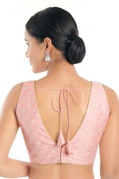 Product Features: Color: Baby Pink Fabric: Jain Silk Work: Self Design Sleeve length: Sleeveless Collar Type: V-Neck Type: Padded Blouse Style Fit: Regular fit Closure Type Work: Back Open Wash Care: First wash dry clean only Occassion: Festive Product Type: Blouse Disclaimer: There will be slight difference in digital to actual image New Saree Blouse Designs Back Neck, Sleeveless Traditional Blouse, Blouse Design Half Sleeves, Paper Saree Blouse Designs, Without Padded Blouse Design, Lehnga Blouse Designs Latest Banarasi, Blouse Neck Back Designs, V Design Blouse, Blouse For Broad Shoulder Women