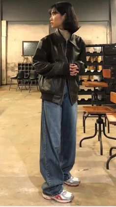 Baggy Clothes Outfit, Baggy Clothes, Leather Jacket Outfits, 가을 패션, Look Vintage, Wide Pants, Hijab Outfit, Black Leather Jacket, Korean Outfits